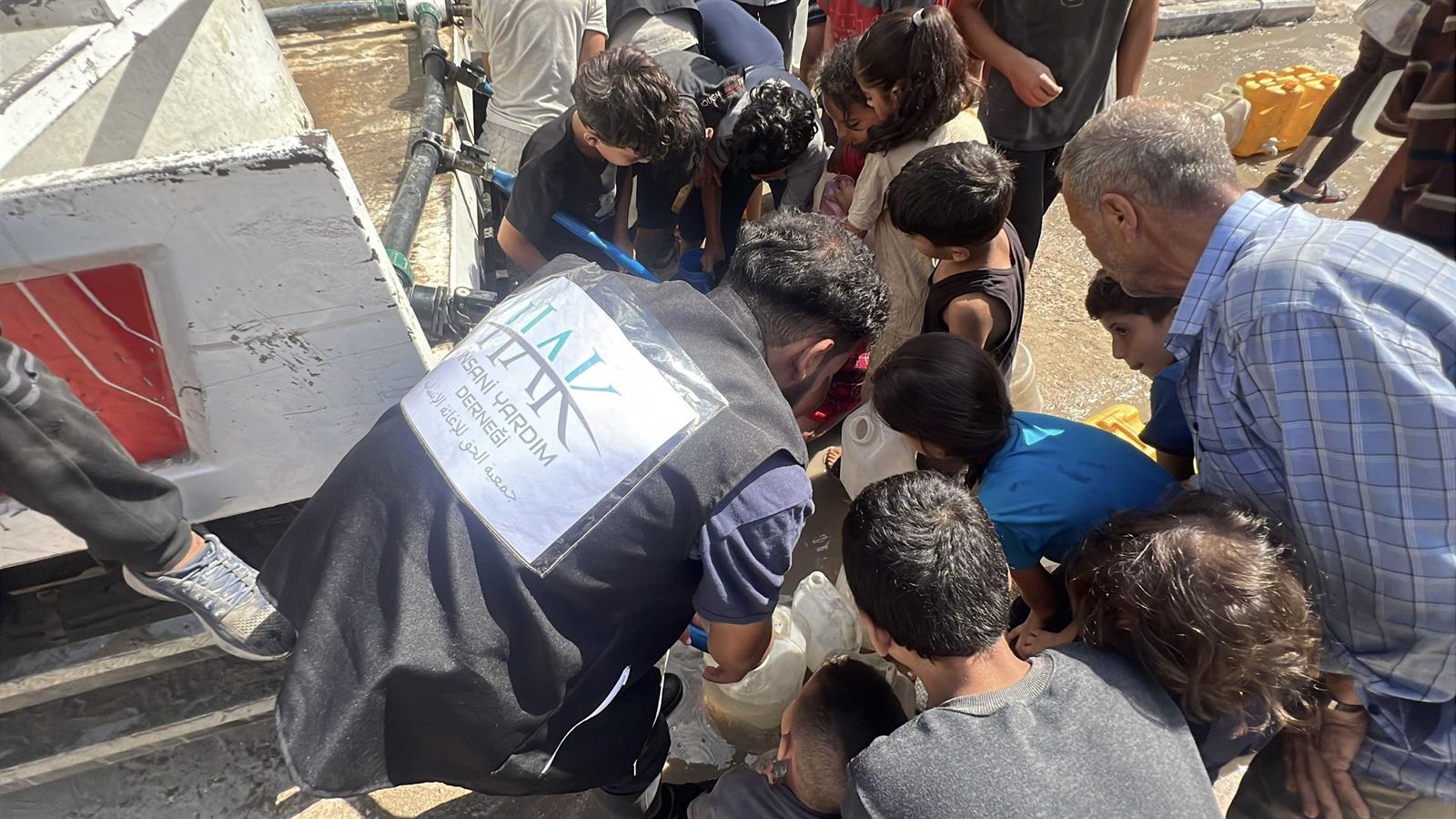 Gazze'de Temiz Su Dağıtımı su tankeri (2)