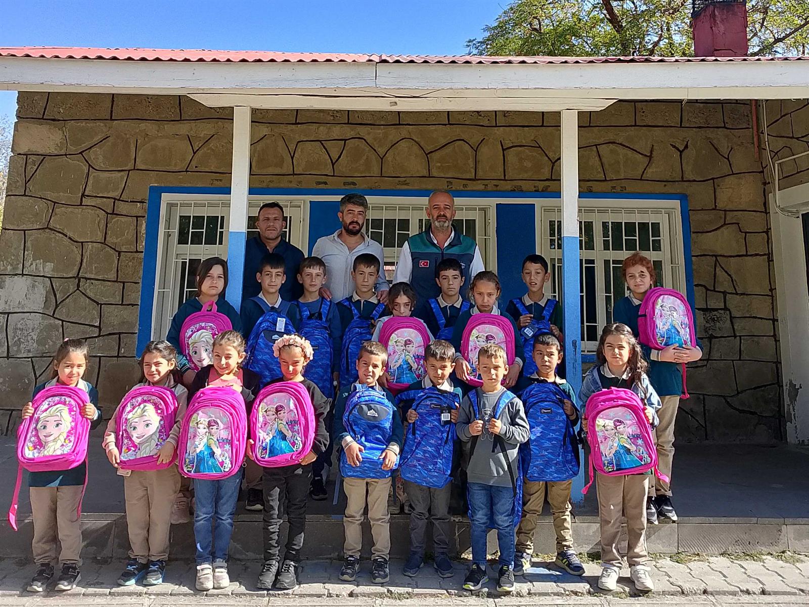 Muş'ta Kırtasiye Yardımı Muş kırtasiye dağıtımı (2)