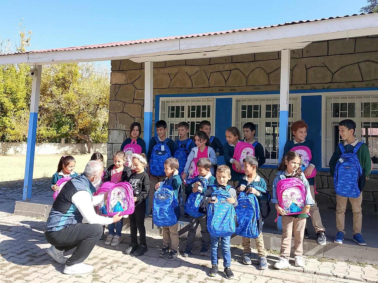 Muş'ta Kırtasiye Yardımı Muş kırtasiye dağıtımı (3)