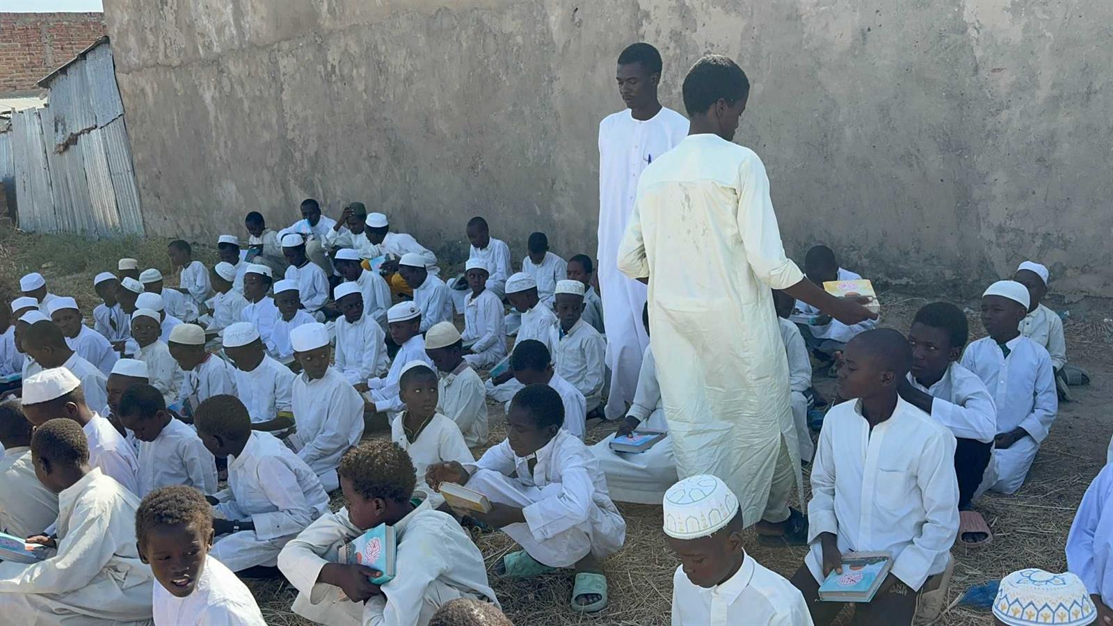 Çad'da Kur'an-ı Kerim Dağıtımı çad kuran (1)