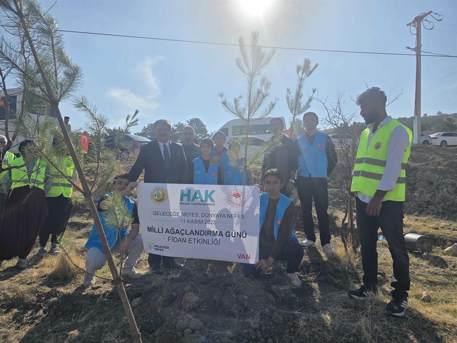 Van'da ve Malatya'da Fidan Dikim Etkinliği ağaç dikim (2)