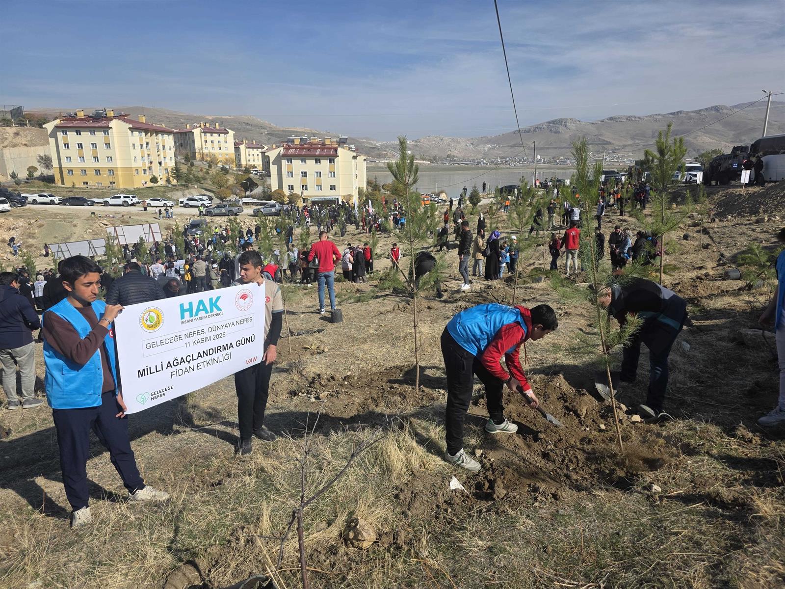 Van'da ve Malatya'da Fidan Dikim Etkinliği ağaç dikim (3)