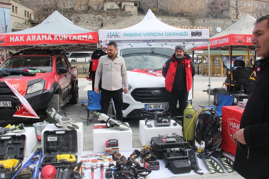 Hak İnsani Yardım Derneği Katılımıyla Bitlis Deprem Haftası Sergisi arama1