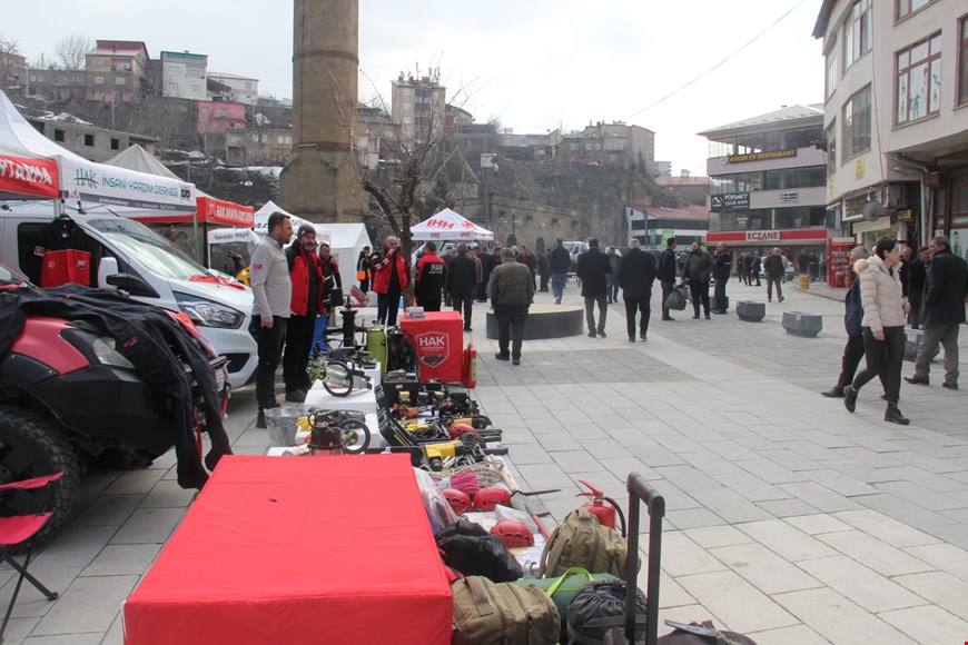 Hak İnsani Yardım Derneği Katılımıyla Bitlis Deprem Haftası Sergisi arama2