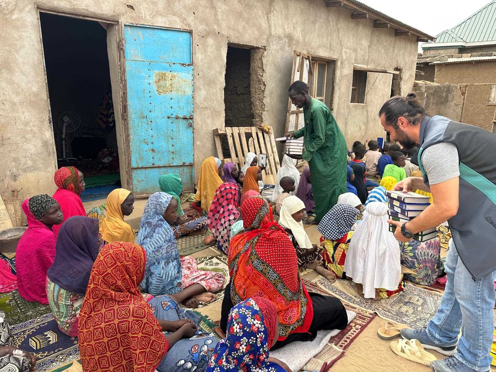Afrika'da Kur'an-ı Kerim Dağıtımı WhatsApp Görsel 2025-05-03 saat 17.34.38_14fea1ab