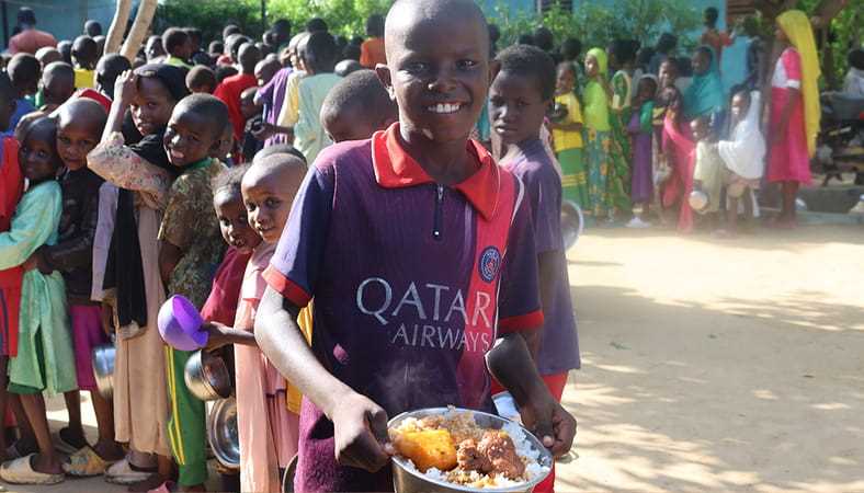Afrika’da iftar sofrası bekleyen çocuklar ve iftar bağışı yardımlarıyla dağıtılan yemek kapları.
